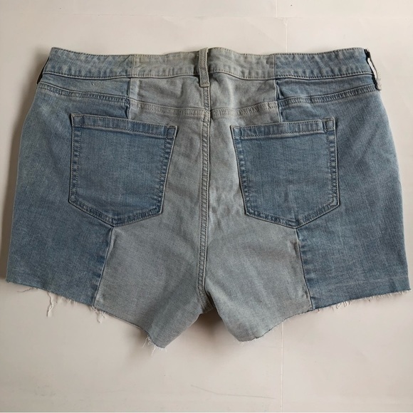 Torrid Denim Cut Off Shorts Two Tone‎ Panel Size 16 New MSRP $55.50 US - Picture 4 of 9